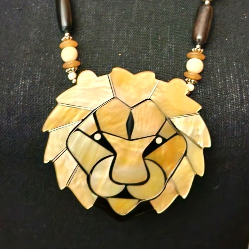 Vintage Lee Sands Lion Head Inlay Pendant Bead Necklacea